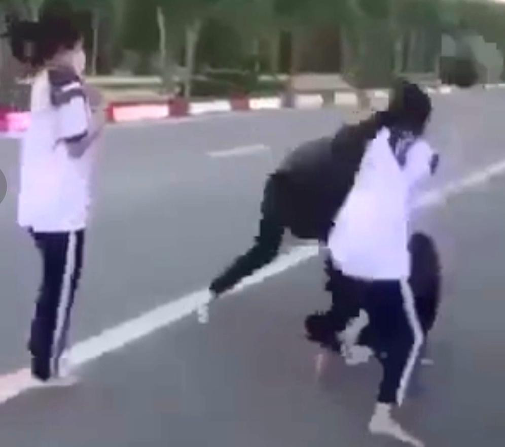 Cảnh các nữ sinh đánh nhau tại đường cầu cảng Khu công nghiệp Phú Mỹ, thị xã Phú Mỹ. Cảnh các nữ sinh đánh nhau tại đường cầu cảng Khu công nghiệp Phú Mỹ, thị xã Phú Mỹ.