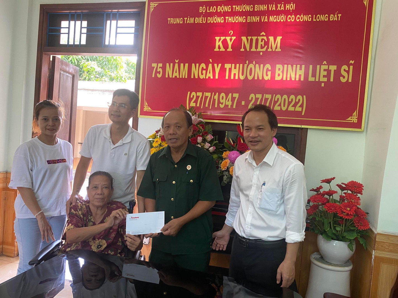 Nhà báo Lý Thành Tâm, Đảng uỷ viên, Bí thư Chi bộ, Trưởng Ban đại diện Báo Tiền Phong tại TPHCM trao 20 triệu đồng cho Trung tâm Điều dưỡng Thương binh và Người có công Long Đất. Nhà báo Lý Thành Tâm, Đảng uỷ viên, Bí thư Chi bộ, Trưởng Ban đại diện Báo Tiền Phong tại TPHCM trao 20 triệu đồng cho Trung tâm Điều dưỡng Thương binh và Người có công Long Đất.