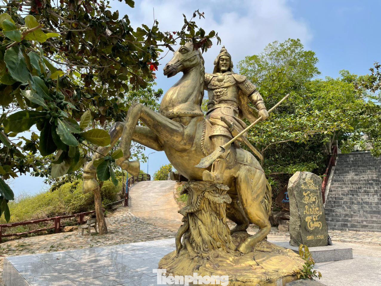 Hội đồng nghệ thuật tỉnh Bà Rịa-Vũng Tàu khẳng định, tượng Đức Thánh Trần đặt ở Khu du lịch Hồ Mây không phải là hình ảnh sao chép Quan Vân Trường. Hội đồng nghệ thuật tỉnh Bà Rịa-Vũng Tàu khẳng định, tượng Đức Thánh Trần đặt ở Khu du lịch Hồ Mây không phải là hình ảnh sao chép Quan Vân Trường.