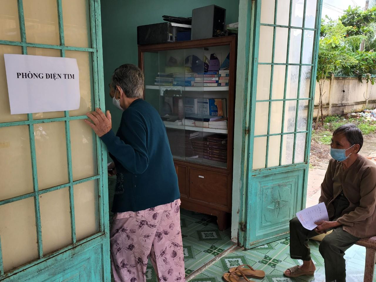 Phòng Điện tim dã chiến được lập ở UBND xã Tân Thuận. Phòng Điện tim dã chiến được lập ở UBND xã Tân Thuận.