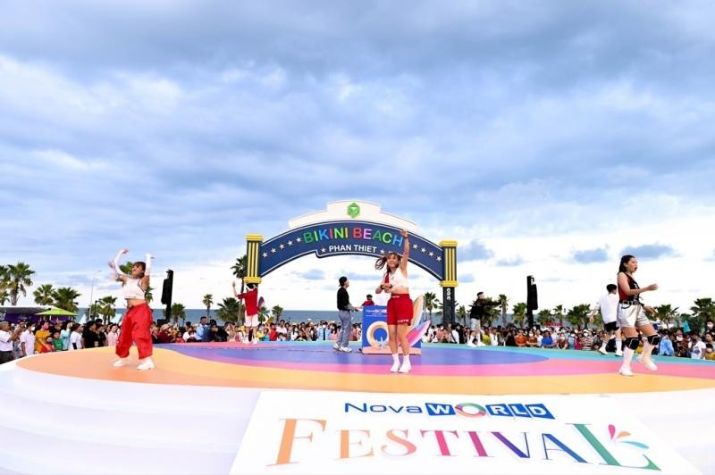 Bình Thuận diễn ra lễ hội, sân khấu của NovaWorld Festival, bùng cháy với loạt chương trình như biểu diễn thời trang, show ca nhạc, trình diễn siêu xe…