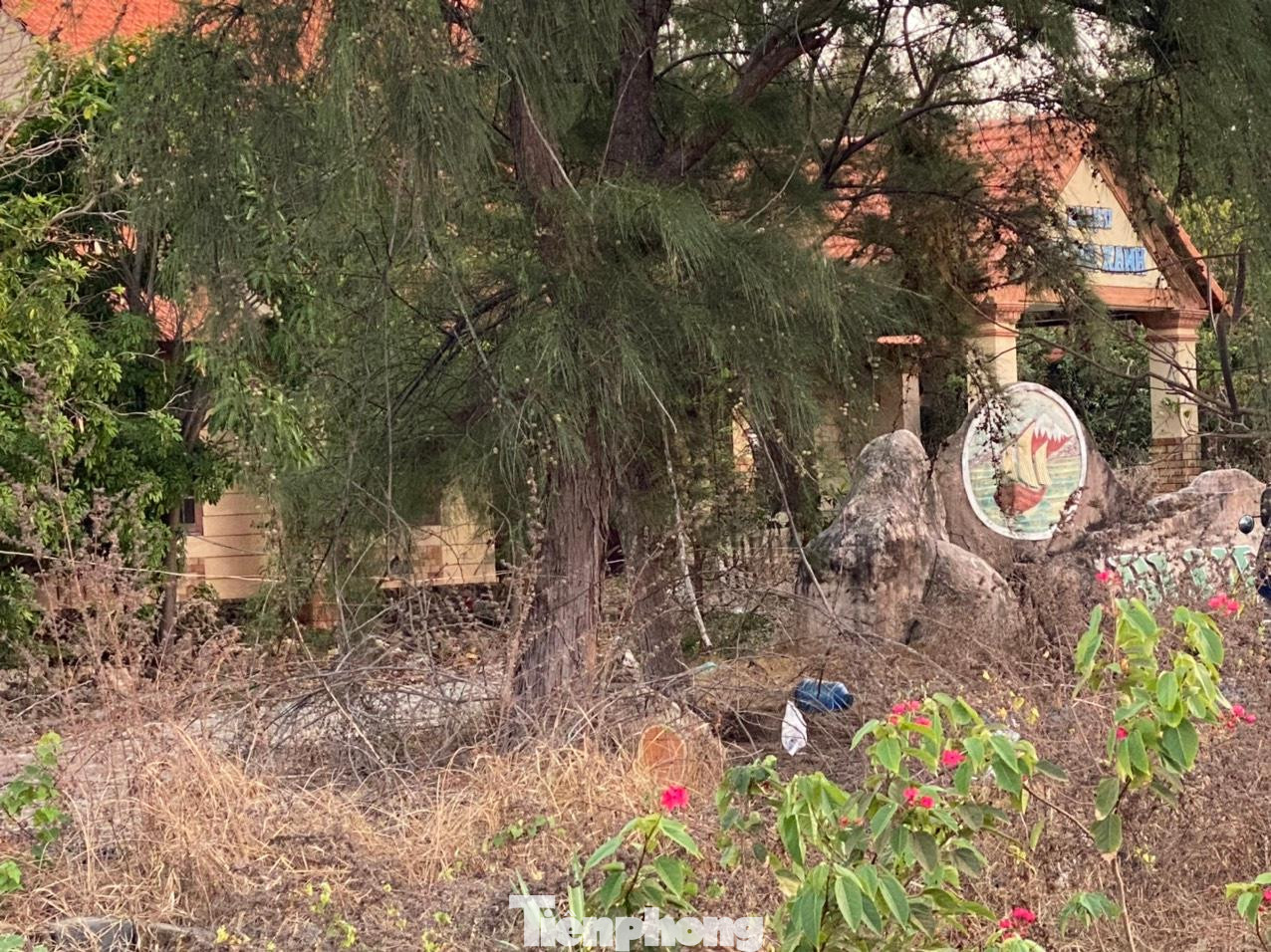 Các phòng nghỉ dưỡng cao cấp giờ xập xệ, giường nệm mục nát, máy móc gỉ sét... Các phòng nghỉ dưỡng cao cấp giờ xập xệ, giường nệm mục nát, máy móc gỉ sét...