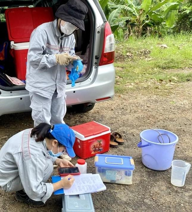 Cơ quan chức năng tiến hành lấy mẫu nước điều tra nguyên nhân hiện tượng nước chuyển màu.