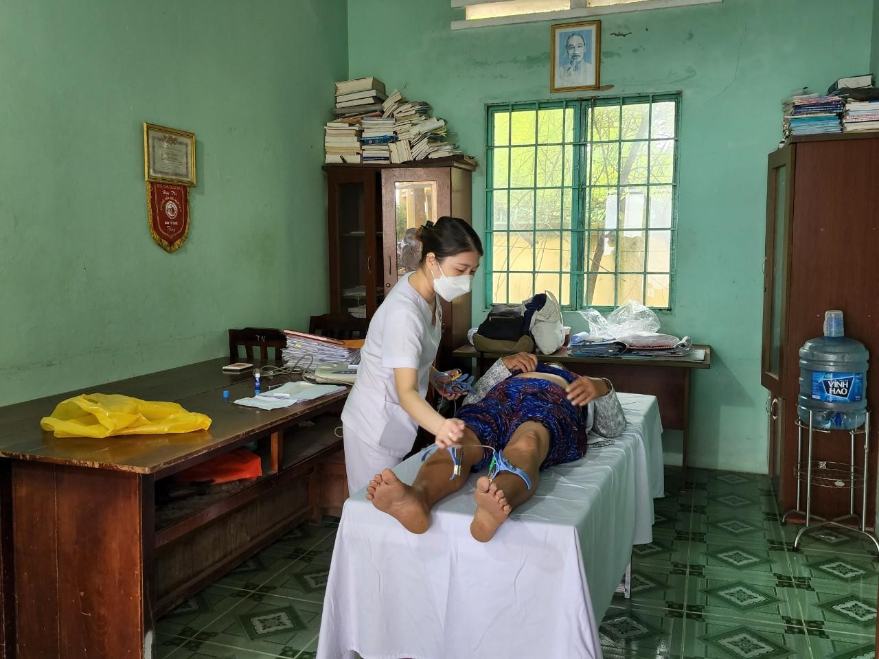 Y bác sĩ đang đo điện tim cho bà con. Y bác sĩ đang đo điện tim cho bà con.