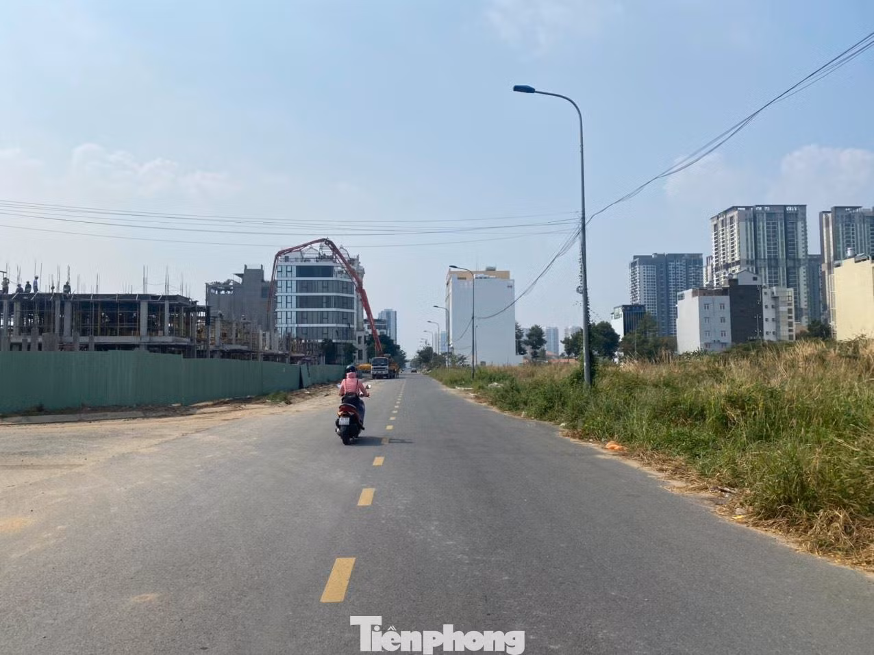 Năm 2006 UBND TPHCM ra quyết định giao khu “đất vàng” này cho Công ty Đặng Trần để xây dựng bệnh viện. Khi giao đất, UBND TPHCM đã ghi rõ đây là đất công trình công cộng, chỉ dùng để đầu tư xây dựng bệnh viện theo chính sách kêu gọi xã hội hóa đầu tư vào lĩnh vực y tế của Chính phủ. Năm 2006 UBND TPHCM ra quyết định giao khu “đất vàng” này cho Công ty Đặng Trần để xây dựng bệnh viện. Khi giao đất, UBND TPHCM đã ghi rõ đây là đất công trình công cộng, chỉ dùng để đầu tư xây dựng bệnh viện theo chính sách kêu gọi xã hội hóa đầu tư vào lĩnh vực y tế của Chính phủ.