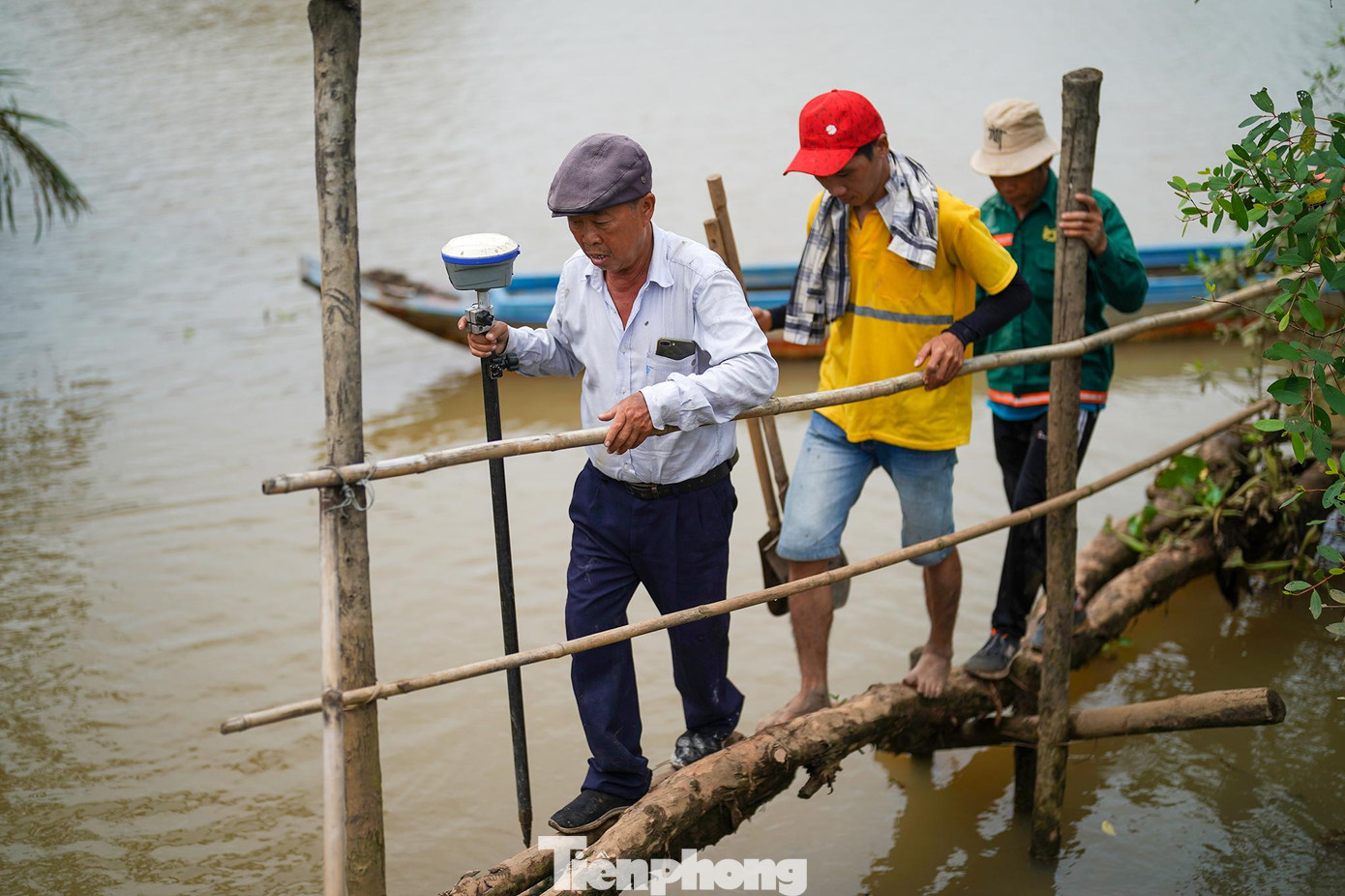 Nhiều đoạn, công nhân phải bắc cầu để đi.