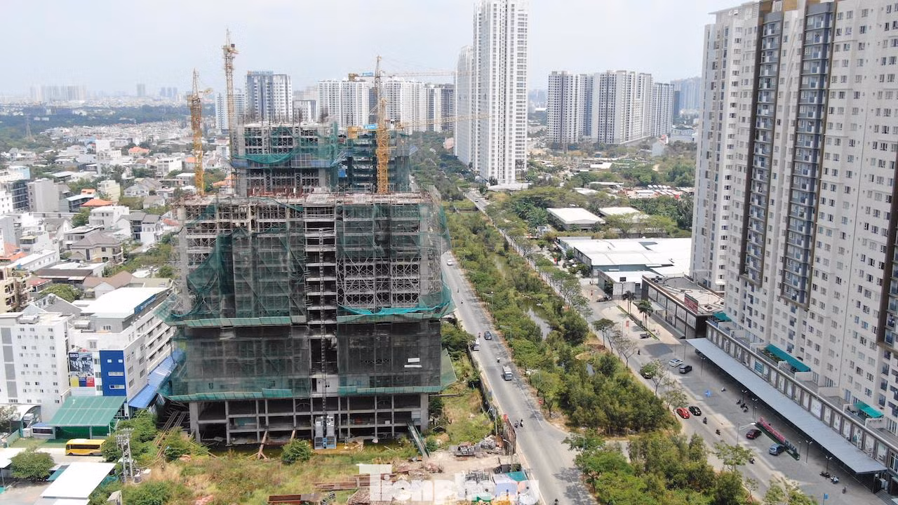 Hơn 100 dự án bất động sản, nhà ở thương mại của hơn 80 doanh nghiệp dừng triển khai thực hiện do gặp rắc rối về pháp lý. Hơn 100 dự án bất động sản, nhà ở thương mại của hơn 80 doanh nghiệp dừng triển khai thực hiện do gặp rắc rối về pháp lý.