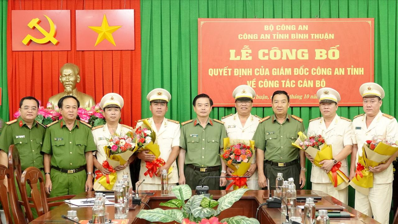 Ban Giám đốc Công an tỉnh Bình Thuận trao quyết định điều động, bổ nhiệm 5 cán bộ chủ chốt. Ban Giám đốc Công an tỉnh Bình Thuận trao quyết định điều động, bổ nhiệm 5 cán bộ chủ chốt.