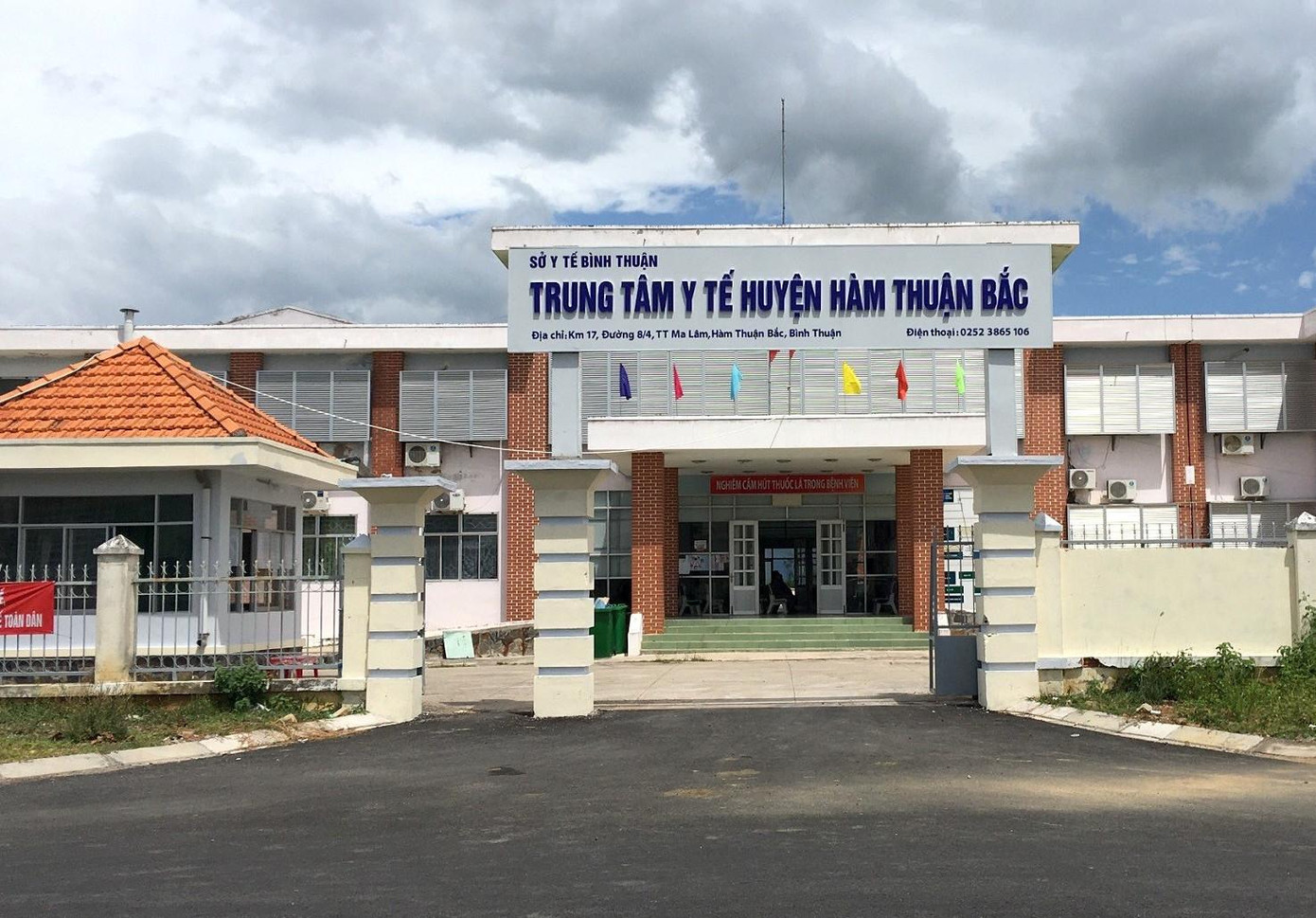 Trung tâm Y tế huyện Hàm Thuận Bắc đã mượn vật tư, trang thiết bị y tế và thiết bị văn phòng trước, sau đó tiến hành hợp thức hồ sơ chỉ định thầu rút gọn cho đơn vị cho mượn được trúng thầu hơn 649 triệu đồng.
