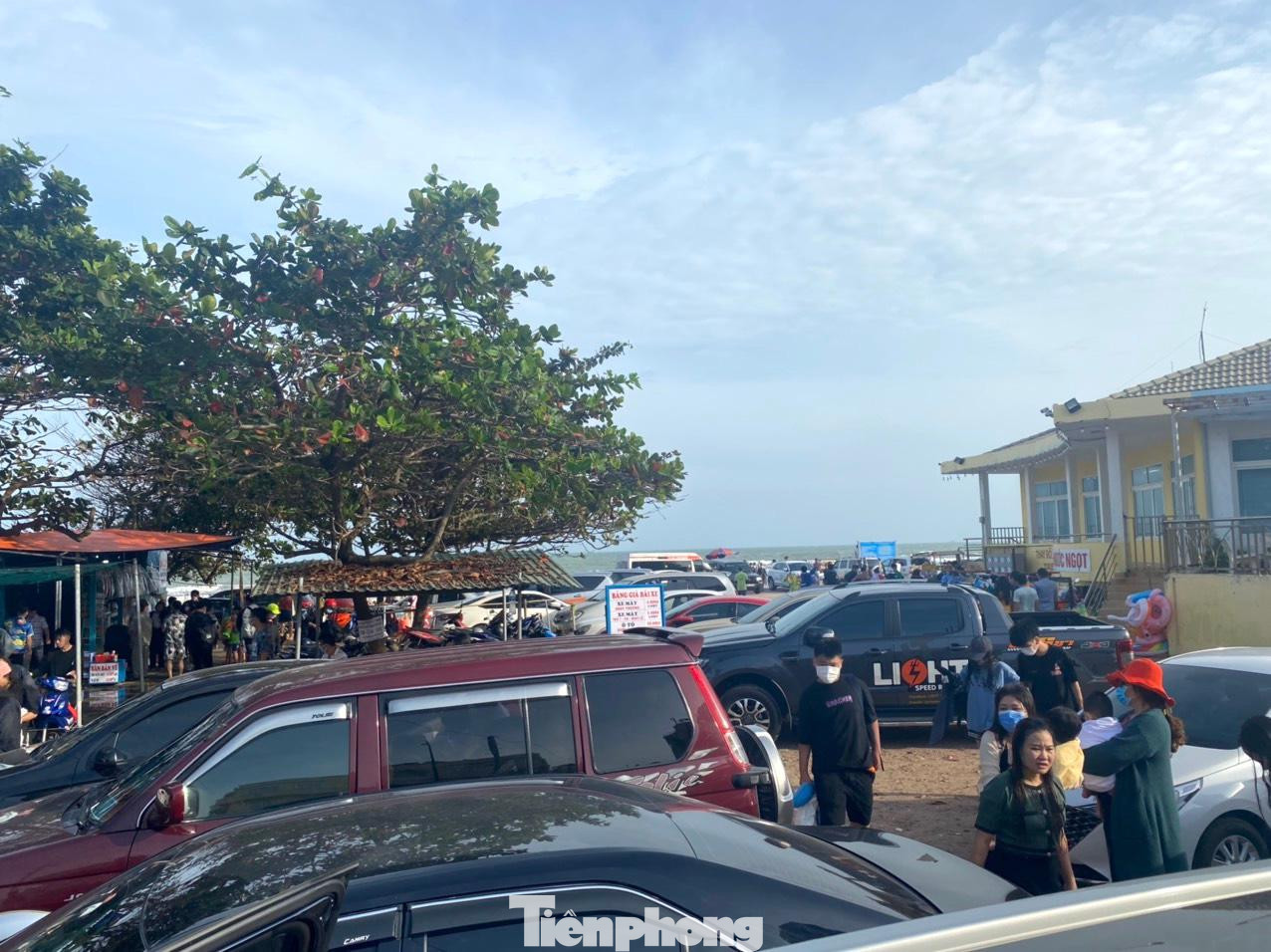 Các bãi xe ô tô cũng quá tải.