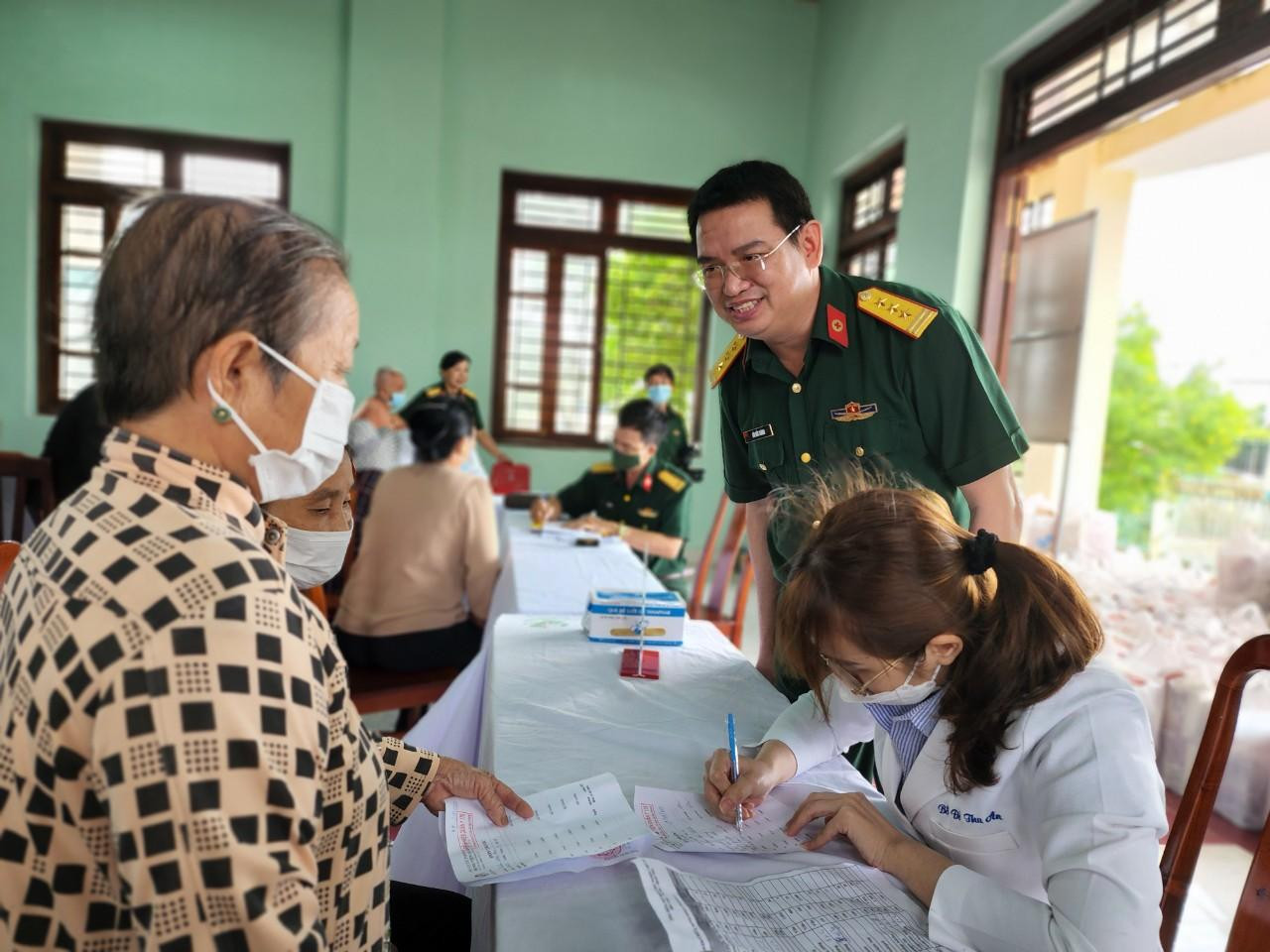 Thượng tá, TS.BS Bùi Đức Thành-Phó Giám đốc Bệnh viện Quân Y 175 hỏi thăm tình hình sức khỏe, động viên bà con ở xã Tân Thuận. Thượng tá, TS.BS Bùi Đức Thành-Phó Giám đốc Bệnh viện Quân Y 175 hỏi thăm tình hình sức khỏe, động viên bà con ở xã Tân Thuận.