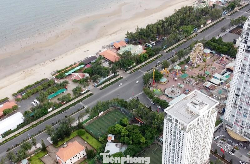 Cụ thể, năm 1996, Công ty Đầu tư xây lắp tỉnh Bà Rịa-Vũng Tàu, lúc đó là doanh nghiệp thuộc Sở Xây dựng tỉnh Bà Rịa-Vũng Tàu (nay là Công ty CP Bất động sản và Đầu tư VRC) được UBND tỉnh Bà Rịa-Vũng Tàu giao 3.000m2 bờ biển để đầu tư cải tạo, nâng cấp xây dựng bãi tắm Thùy Vân hết hơn 122 tỷ đồng.