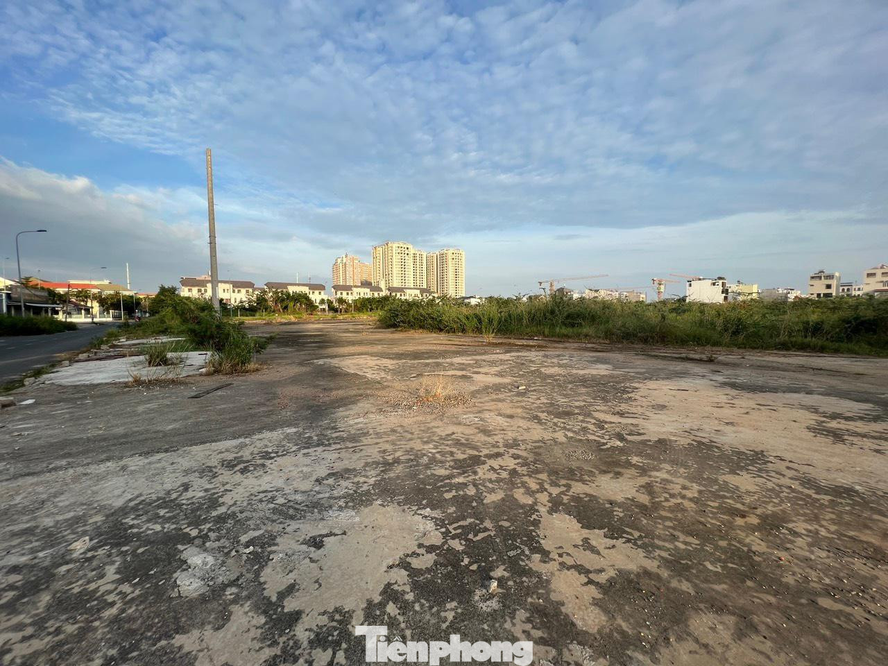 Theo quy định, đối với đất công thì tổ chức được giao sử dụng không được phép mua bán, cầm cố, thế chấp, đem góp vốn… trừ trường hợp được cơ quan thẩm quyền cho phép. Cụ thể, Mục 2, Điều 173 Luật Đất đai quy định: “Tổ chức được Nhà nước giao đất không thu tiền sử dụng đất không có quyền chuyển đổi, chuyển nhượng, tặng cho, cho thuê quyền sử dụng đất; thế chấp, góp vốn bằng quyền sử dụng đất; không được bồi thường về đất khi Nhà nước thu hồi đất”. Thế nhưng, đối với dự án Bệnh viện Đa khoa Ngọc Tâm thì ông Đặng Phước Dừa dường như lờ đi tất cả quy định của pháp luật để trục lợi từ khu đất công này.