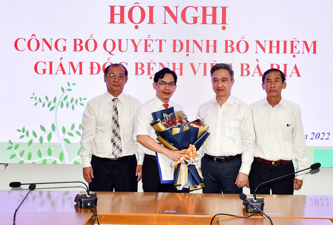 Lãnh đạo tỉnh Bà Rịa-Vũng Tàu trao quyết định và tặng hoa chúc mừng ông Dương Thanh được bổ nhiệm giữ chức Giám đốc Bệnh viện Bà Rịa. Lãnh đạo tỉnh Bà Rịa-Vũng Tàu trao quyết định và tặng hoa chúc mừng ông Dương Thanh được bổ nhiệm giữ chức Giám đốc Bệnh viện Bà Rịa.