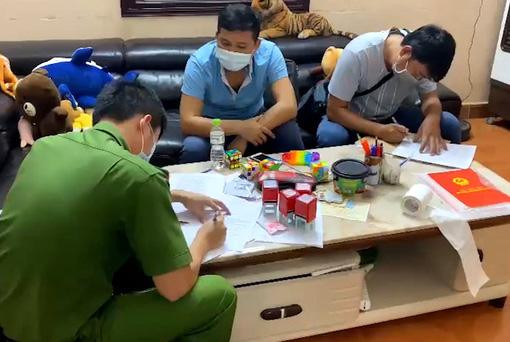 Công an lấy lời khai của các đối tượng.