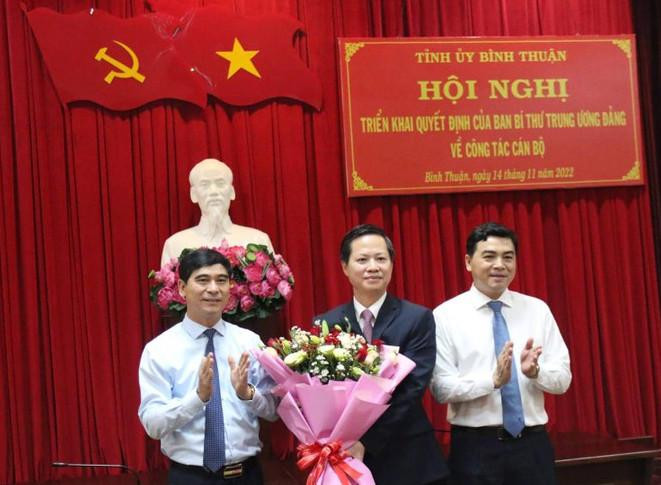 Ông Dương Văn An-Bí thư Tỉnh ủy Bình Thuận tặng hoa chúc mừng ông Đoàn Anh Dũng (đứng giữa) nhận quyết định tham gia Ban Chấp hành, Ban Thường vụ và giữ chức Phó Bí thư Tỉnh ủy Bình Thuận, nhiệm kỳ 2020 - 2025. Ông Dương Văn An-Bí thư Tỉnh ủy Bình Thuận tặng hoa chúc mừng ông Đoàn Anh Dũng (đứng giữa) nhận quyết định tham gia Ban Chấp hành, Ban Thường vụ và giữ chức Phó Bí thư Tỉnh ủy Bình Thuận, nhiệm kỳ 2020 - 2025.