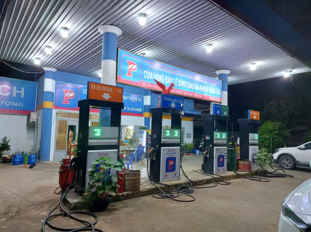 Cửa hàng bán lẻ xăng dầu Gia Khiêm Vũng Tàu đang bị phong tỏa nghiêm ngặt để tiến hành khám xét. Cửa hàng bán lẻ xăng dầu Gia Khiêm Vũng Tàu đang bị phong tỏa nghiêm ngặt để tiến hành khám xét.