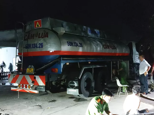 Công an tỉnh Bà Rịa-Vũng Tàu lấy mẫu xăng để tiến hành giám định. Công an tỉnh Bà Rịa-Vũng Tàu lấy mẫu xăng để tiến hành giám định.