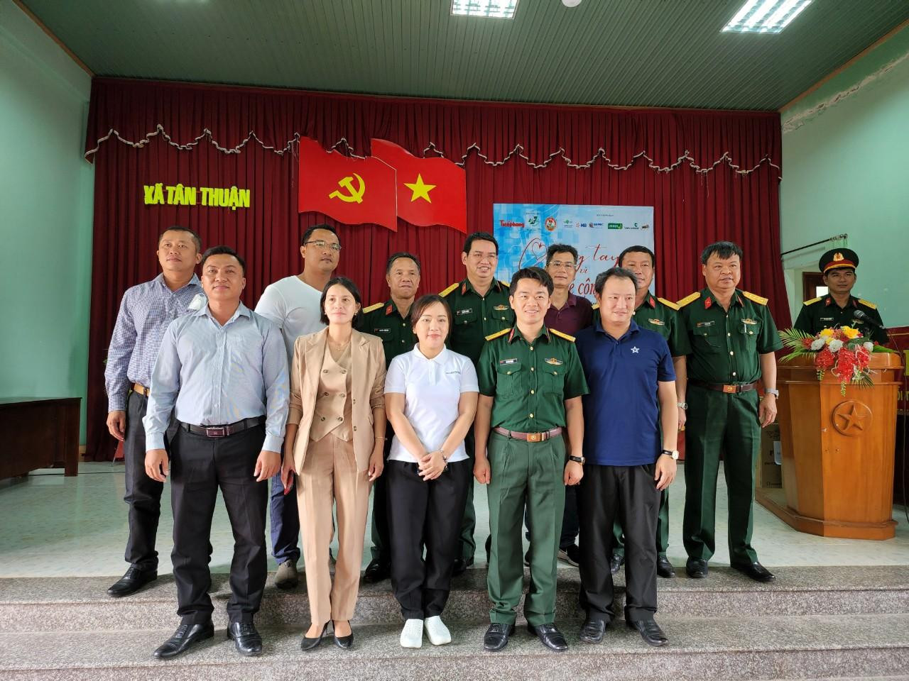 Lãnh đạo Ban Đại diện Báo Tiền Phong tại TPHCM, Bệnh viện Quân Y 175, Bộ Chỉ huy Quân sự tỉnh Bình Thuận, Ban Chỉ huy Quân sự huyện Hàm Thuận Nam, UBND xã Tân Thuận, các nhà tài trợ... chụp hình lưu niệm tại chương trình. Lãnh đạo Ban Đại diện Báo Tiền Phong tại TPHCM, Bệnh viện Quân Y 175, Bộ Chỉ huy Quân sự tỉnh Bình Thuận, Ban Chỉ huy Quân sự huyện Hàm Thuận Nam, UBND xã Tân Thuận, các nhà tài trợ... chụp hình lưu niệm tại chương trình.