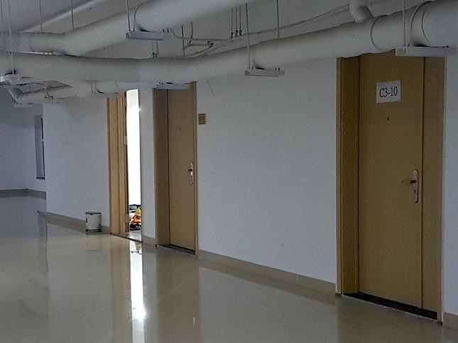 Ngoài ra, chung cư Oriental Plaza cũng có 42 căn hộ được xây trái phép, cơi nới. Ngoài ra, chung cư Oriental Plaza cũng có 42 căn hộ được xây trái phép, cơi nới.