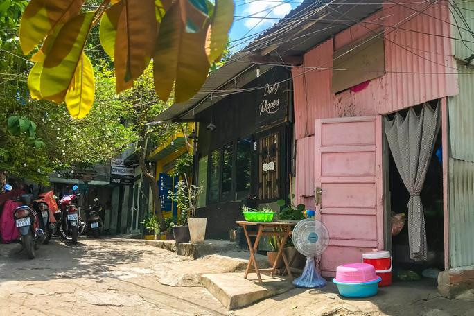 Sau khi Công ty TNHH Thương mại Dịch vụ Xây dựng Việt Hân Sài Gòn về tay 2 pháp nhân mới là Công ty CP Saigon Dimensions và Công ty CP Đầu tư BOB, vị trí Chủ tịch Hội đồng thành viên kiêm người đại diện theo pháp luật được chuyển sang cho bà Trương Thị Cẩm Giang (sinh năm 1990). Sau khi Công ty TNHH Thương mại Dịch vụ Xây dựng Việt Hân Sài Gòn về tay 2 pháp nhân mới là Công ty CP Saigon Dimensions và Công ty CP Đầu tư BOB, vị trí Chủ tịch Hội đồng thành viên kiêm người đại diện theo pháp luật được chuyển sang cho bà Trương Thị Cẩm Giang (sinh năm 1990).