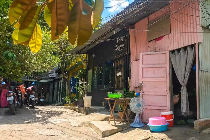 Sau khi Công ty TNHH Thương mại Dịch vụ Xây dựng Việt Hân Sài Gòn về tay 2 pháp nhân mới là Công ty CP Saigon Dimensions và Công ty CP Đầu tư BOB, vị trí Chủ tịch Hội đồng thành viên kiêm người đại diện theo pháp luật được chuyển sang cho bà Trương Thị Cẩm Giang (sinh năm 1990). Sau khi Công ty TNHH Thương mại Dịch vụ Xây dựng Việt Hân Sài Gòn về tay 2 pháp nhân mới là Công ty CP Saigon Dimensions và Công ty CP Đầu tư BOB, vị trí Chủ tịch Hội đồng thành viên kiêm người đại diện theo pháp luật được chuyển sang cho bà Trương Thị Cẩm Giang (sinh năm 1990).
