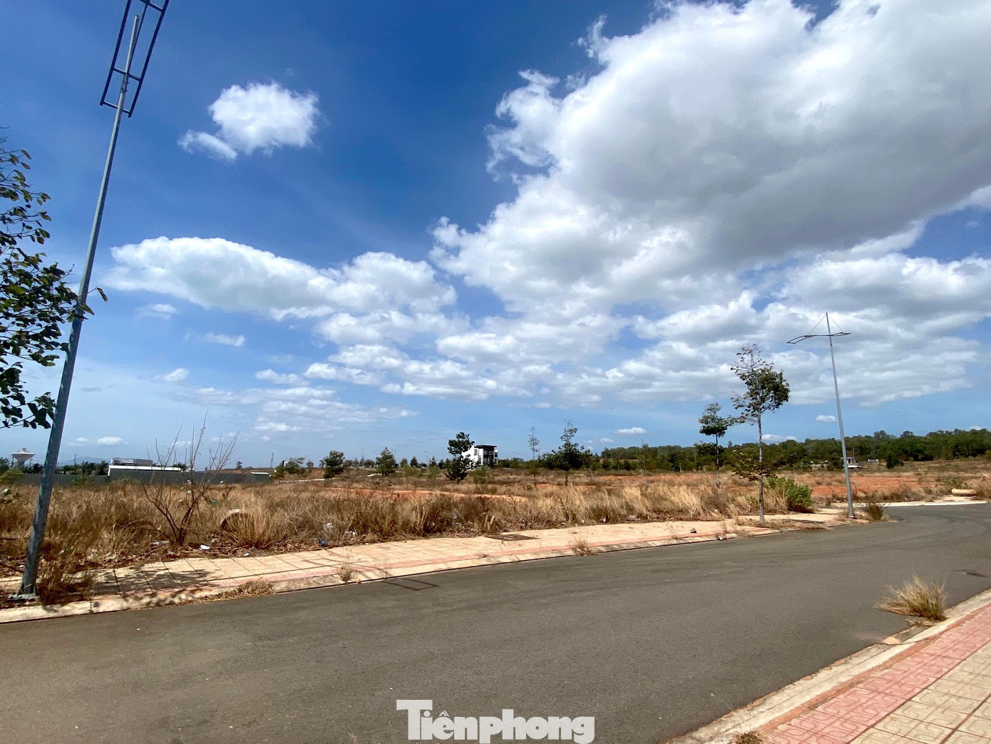 Dự án Khu thương mại dịch vụ và dân cư Tân Việt Phát 2 do Công ty CP Tân Việt Phát làm chủ đầu tư, có vị trí ven đường Võ Nguyên Giáp, thuộc phường Phú Hài, thành phố Phan Thiết. Toàn bộ dự án gồm 3 lô đất (lô số 18, 19 và 20) với tổng diện tích khoảng 92.600 m2.