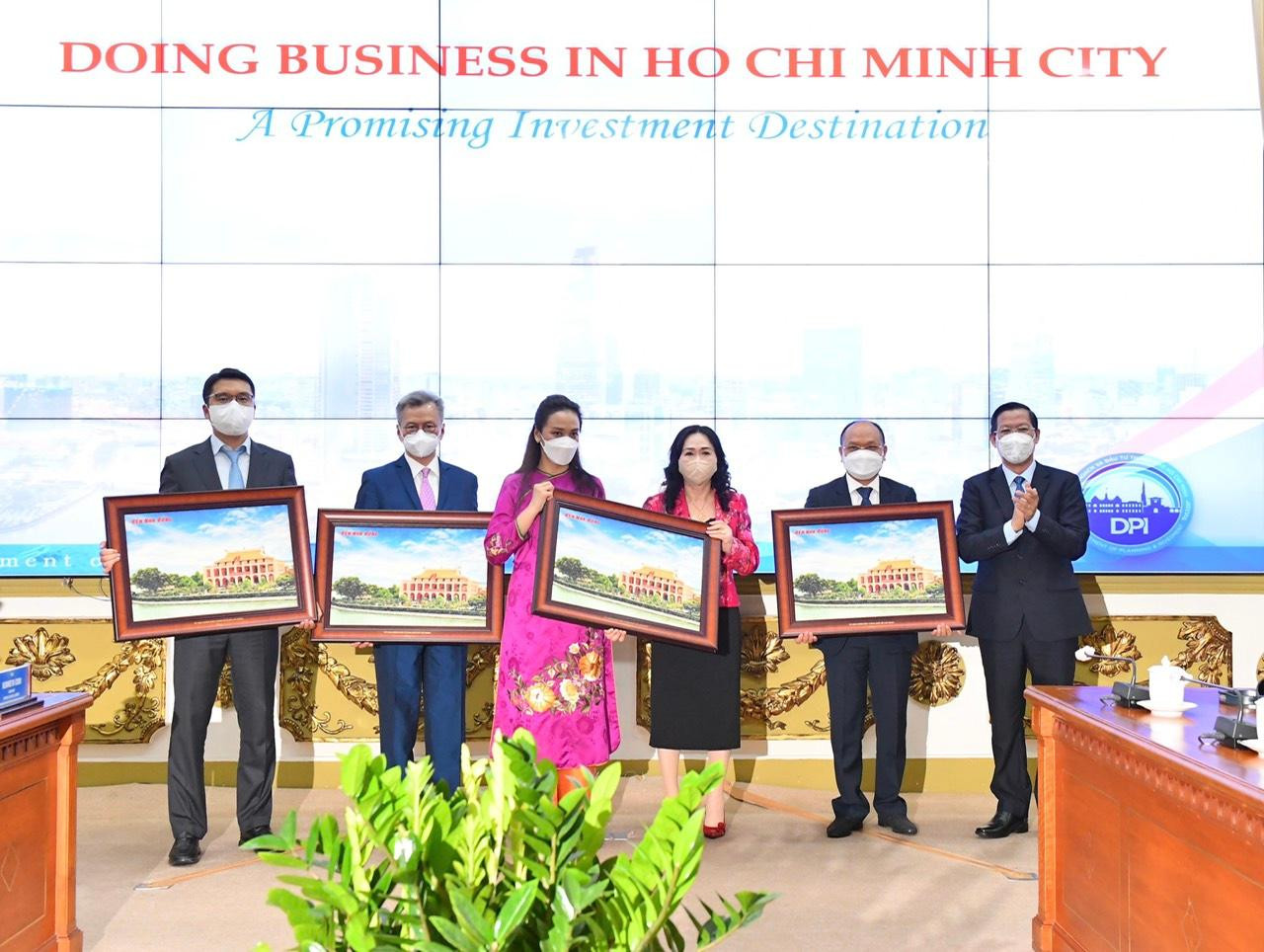 Lãnh đạo UBND TPHCM tặng quà lưu niệm cho lãnh đạo các Tập đoàn.