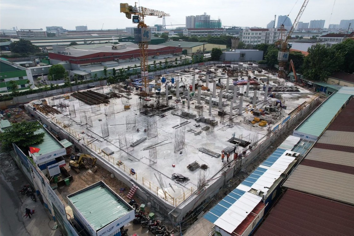 Dự án đầu tiên được lãnh đạo TPHCM và các sở, ngành lắng nghe vướng mắc là Khu trung tâm thương mại và căn hộ cao cấp đường Bến Nghé (phường Tân Thuận Đông, quận 7) đang bị Sở Xây dựng TPHCM không cho phép bán nhà.