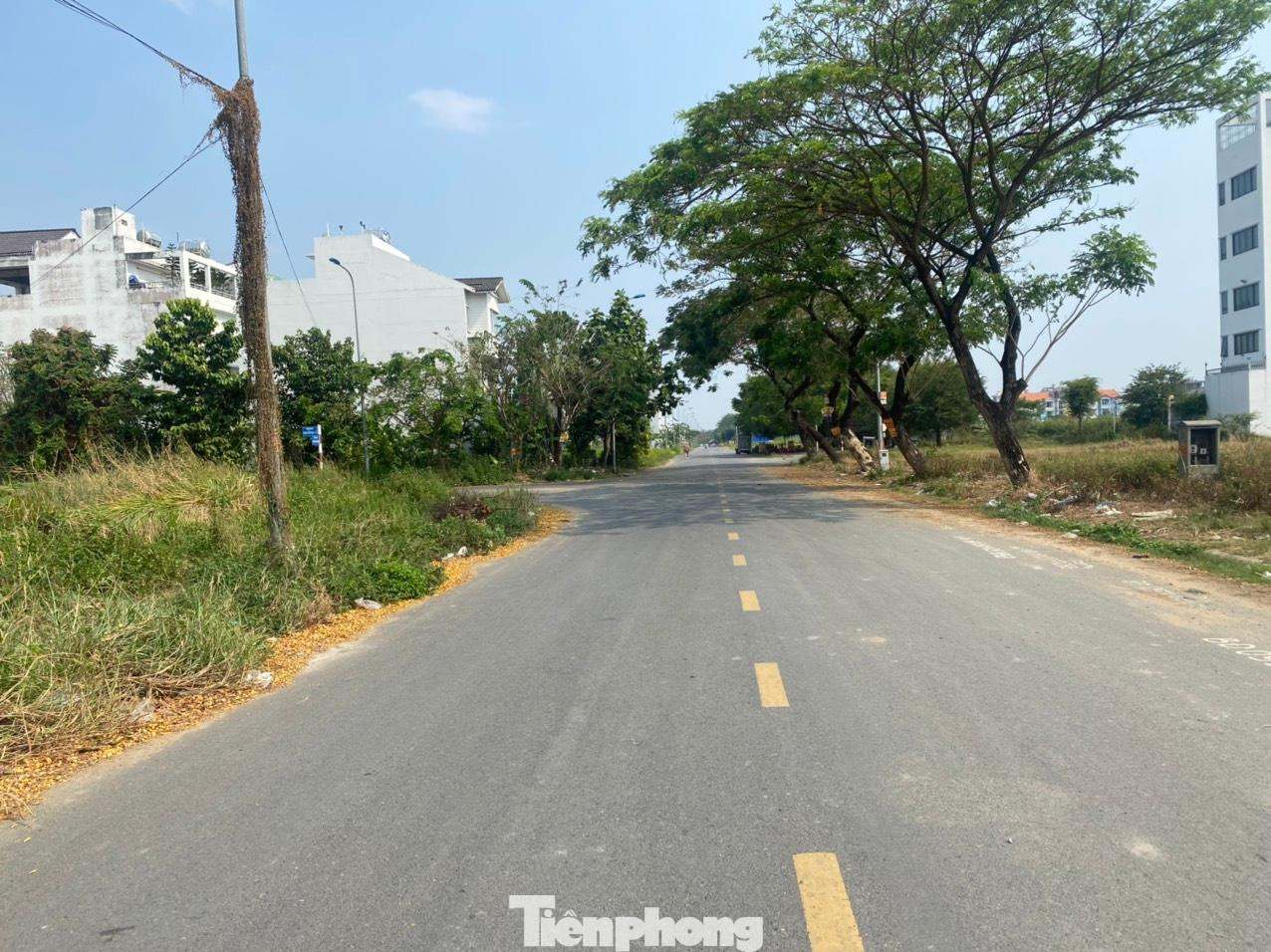 Đồng thời, UBND TPHCM chỉ yêu cầu Công ty Đặng Trần đóng tiền giá trị đất bằng với giá tiền bồi thường giải phóng mặt bằng trong toàn dự án Khu dân cư Thạnh Mỹ Lợi, còn lại tiền sử dụng đất của toàn bộ 2,9 ha này được Hội đồng Thẩm định bồi thường TPHCM xác định là 9,2 tỷ đồng nhưng được miễn đóng. Vì vậy, tổng số tiền mà Công ty Đặng Trần phải nộp vào ngân sách TPHCM khi đó chỉ 22,2 tỷ đồng.