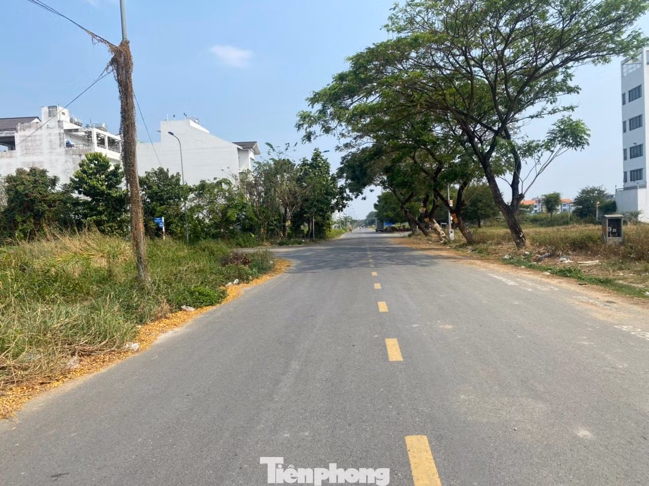 Đồng thời, UBND TPHCM chỉ yêu cầu Công ty Đặng Trần đóng tiền giá trị đất bằng với giá tiền bồi thường giải phóng mặt bằng trong toàn dự án Khu dân cư Thạnh Mỹ Lợi, còn lại tiền sử dụng đất của toàn bộ 2,9 ha này được Hội đồng Thẩm định bồi thường TPHCM xác định là 9,2 tỷ đồng nhưng được miễn đóng. Vì vậy, tổng số tiền mà Công ty Đặng Trần phải nộp vào ngân sách TPHCM khi đó chỉ 22,2 tỷ đồng. Đồng thời, UBND TPHCM chỉ yêu cầu Công ty Đặng Trần đóng tiền giá trị đất bằng với giá tiền bồi thường giải phóng mặt bằng trong toàn dự án Khu dân cư Thạnh Mỹ Lợi, còn lại tiền sử dụng đất của toàn bộ 2,9 ha này được Hội đồng Thẩm định bồi thường TPHCM xác định là 9,2 tỷ đồng nhưng được miễn đóng. Vì vậy, tổng số tiền mà Công ty Đặng Trần phải nộp vào ngân sách TPHCM khi đó chỉ 22,2 tỷ đồng.