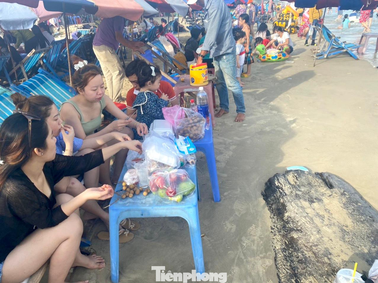 Trên bờ, hàng quán cũng đông người, nhiều người không đeo khẩu trang.