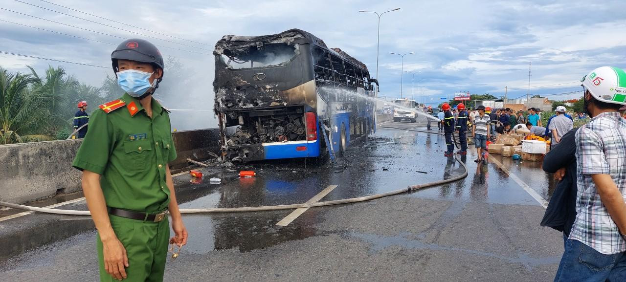 Công an bảo vệ hiện trường vụ việc, phân luồng giao thông.