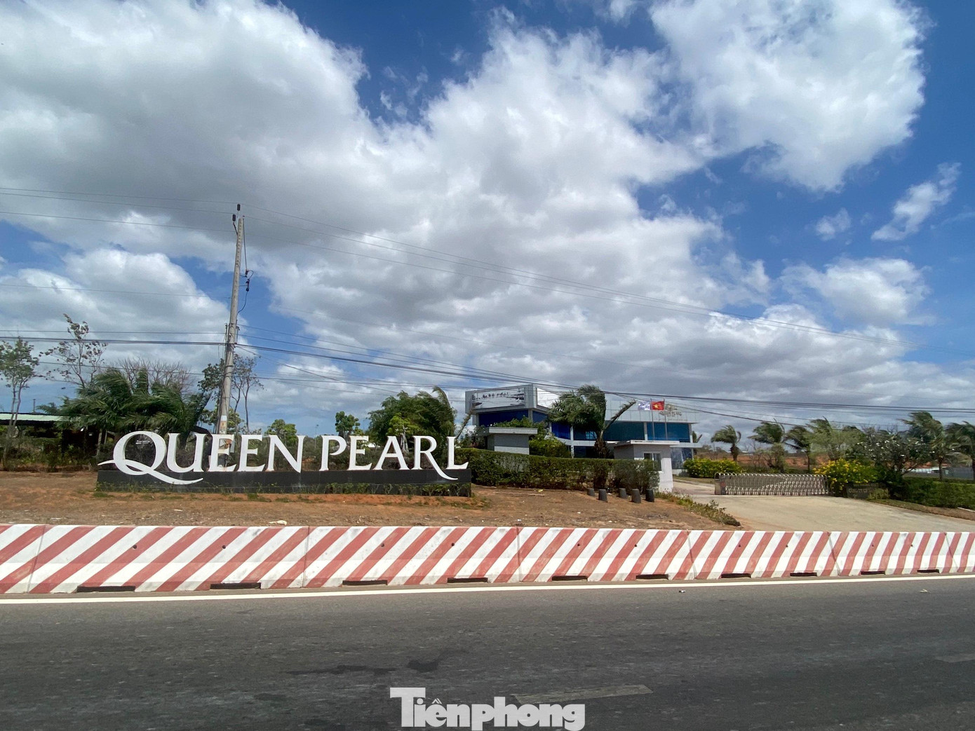 Ngày 10/2, Cơ quan CSĐT Bộ Công an đã ban hành quyết định khởi tố vụ án, quyết định khởi tố bị can, lệnh bắt bị can để tạm giam đối với 5 bị can, gồm Nguyễn Ngọc Hai (SN 1962 ở Phan Thiết, Bình Thuận), nguyên Chủ tịch UBND tỉnh Bình Thuận; Lương Văn Hải (SN 1960) nguyên Phó Chủ tịch UBND tỉnh Bình Thuận; Hồ Lâm (SN 1960), nguyên Giám đốc Sở TNMT tỉnh Bình Thuận; Lê Nguyễn Thanh Danh (SN 1980), nguyên Phó Giám đốc Sở TNMT tỉnh Bình Thuận; Ngô Hiếu Toàn (SN 1977), nguyên Phó Giám đốc Sở Tài chính tỉnh Bình Thuận.