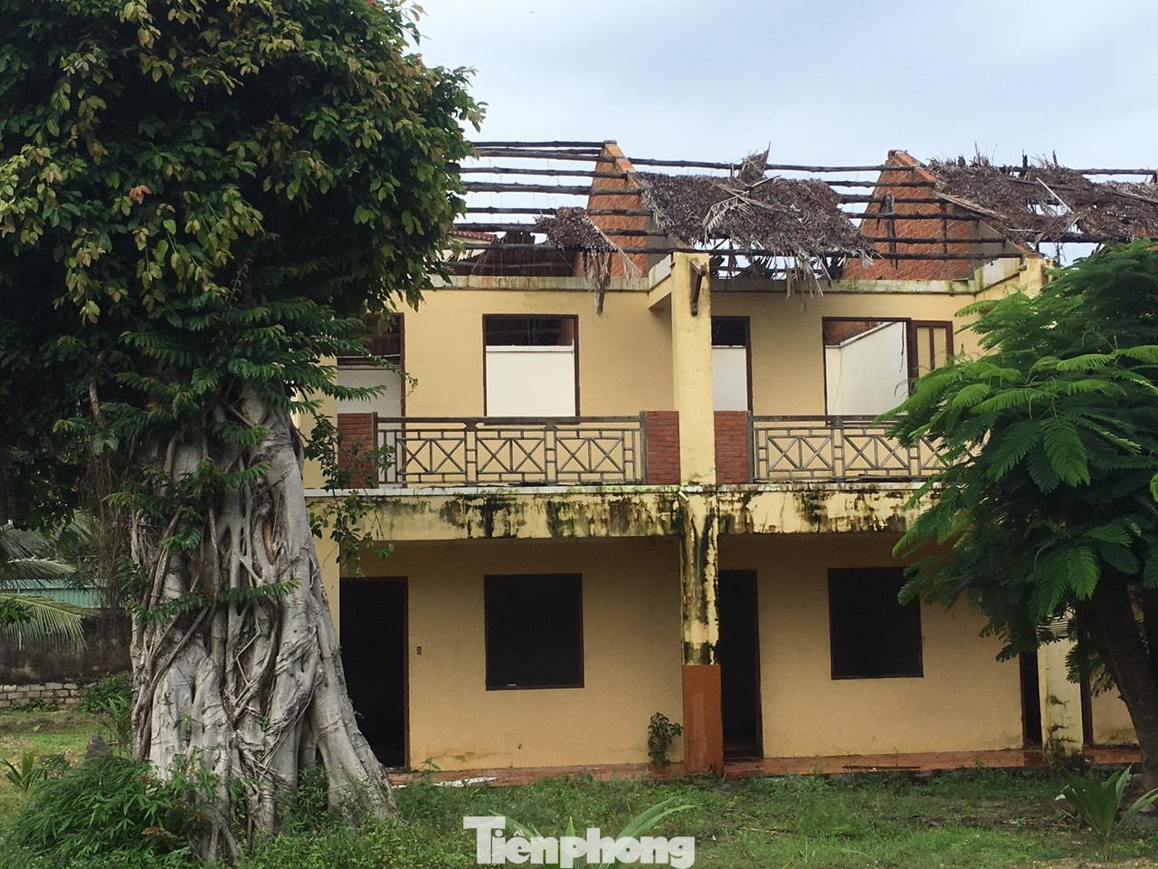 Khu nghỉ dưỡng này nằm lấp ló bên trong những rừng cây y như các khu nhà ma, nhiều năm chưa một dấu chân đặt đến. Khu nghỉ dưỡng này nằm lấp ló bên trong những rừng cây y như các khu nhà ma, nhiều năm chưa một dấu chân đặt đến.