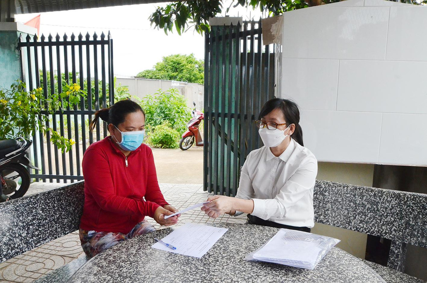 Cán bộ xã xã Hòa Long, TP.Bà Rịa, tỉnh Bà Rịa-Vũng Tàu trao tiền hỗ trợ cho gia đình chị Đoàn Thị Bé Hai. Ảnh: Báo Bà Rịa-Vũng Tàu. Cán bộ xã xã Hòa Long, TP.Bà Rịa, tỉnh Bà Rịa-Vũng Tàu trao tiền hỗ trợ cho gia đình chị Đoàn Thị Bé Hai. Ảnh: Báo Bà Rịa-Vũng Tàu.