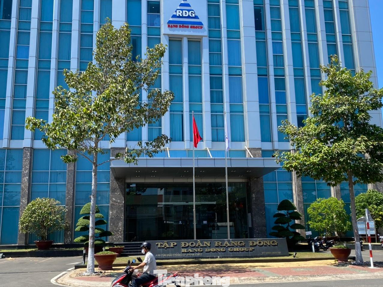 Tập đoàn Rạng Đông là chủ của mỏ titan Nam Suối Nhum ở xã Thuận Quý và xã Tân Thành, huyện Hàm Thuận Nam.