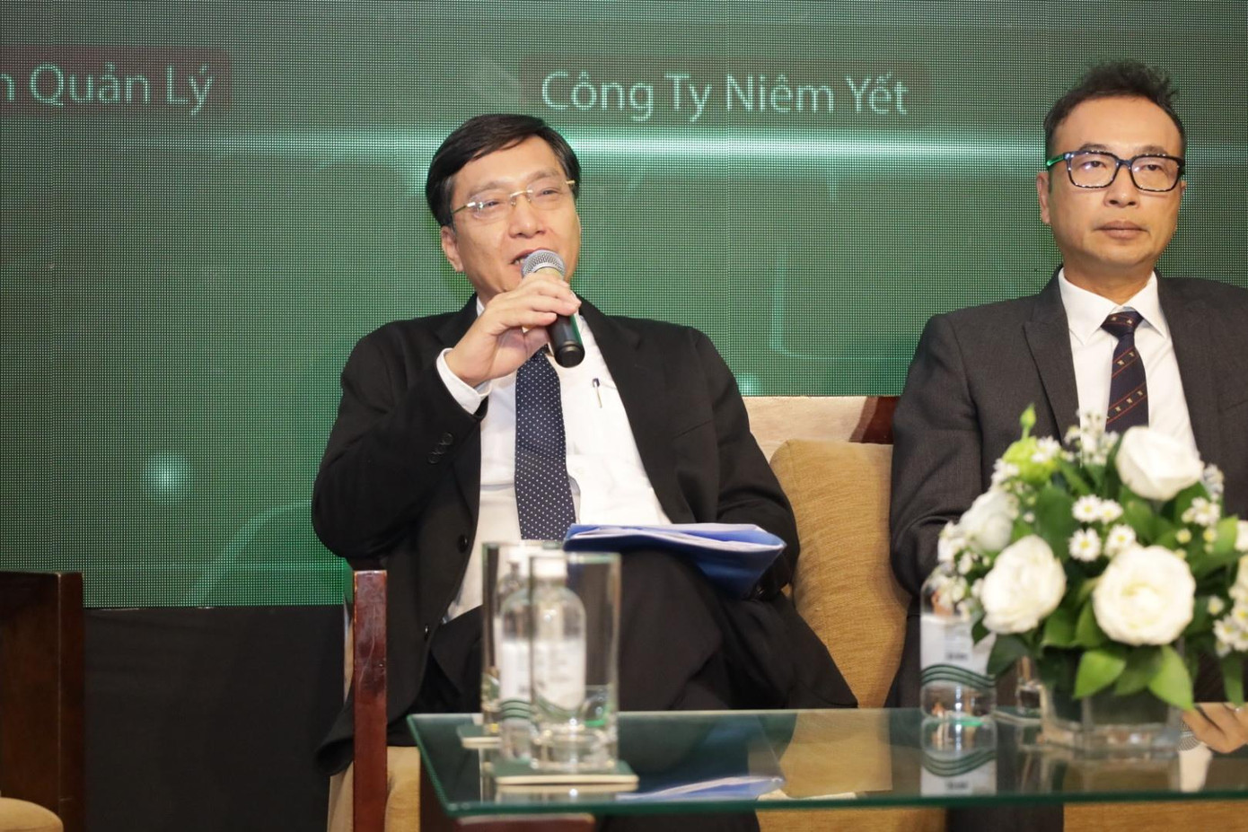 Ông Lê Nhị Năng, Trưởng Cơ quan đại diện Ủy ban Chứng khoán Nhà nước tại TPHCM (bìa trái) trao đổi tại IR Awards 2022.