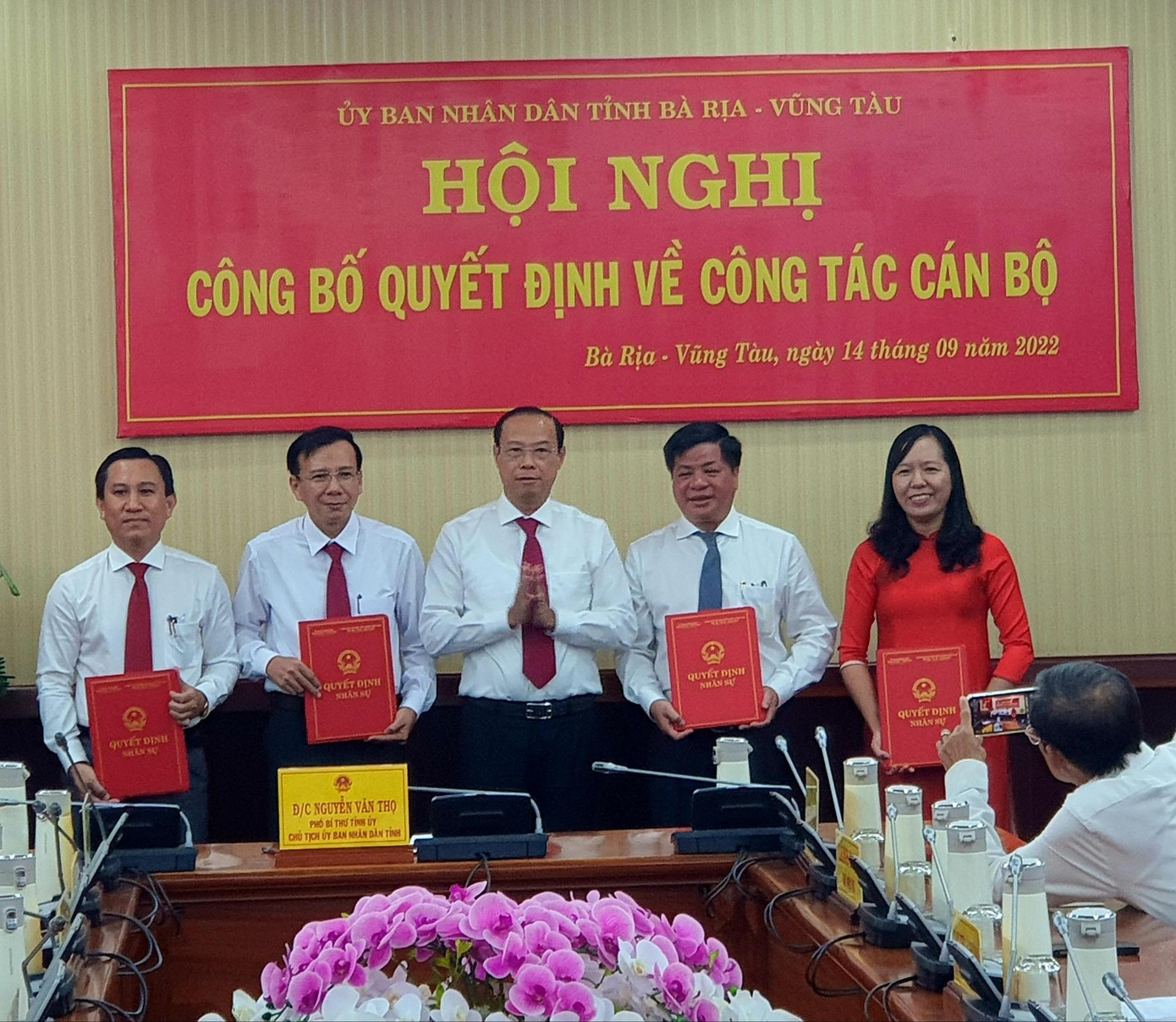Ông Nguyễn Văn Thọ - Chủ tịch UBND tỉnh Bà Rịa-Vũng Tàu, trao quyết định cho các cán bộ. Ông Nguyễn Văn Thọ - Chủ tịch UBND tỉnh Bà Rịa-Vũng Tàu, trao quyết định cho các cán bộ.
