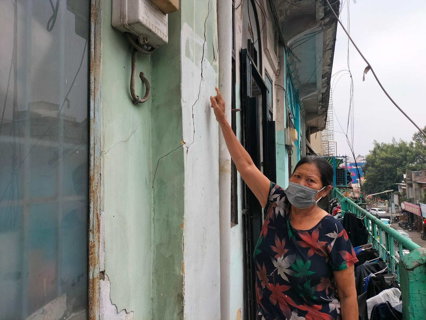 Sinh sống tại căn hộ 15/440, bà Lời cho biết, chung cư nơi bà đang ở đã xuống cấp và thuộc diện giải tỏa. "Qua nhiều lần làm việc nhưng chưa thống nhất được việc đền bù nên đến nay vẫn chưa di dời đi nơi khác được", bà Lời cho biết. Sinh sống tại căn hộ 15/440, bà Lời cho biết, chung cư nơi bà đang ở đã xuống cấp và thuộc diện giải tỏa. "Qua nhiều lần làm việc nhưng chưa thống nhất được việc đền bù nên đến nay vẫn chưa di dời đi nơi khác được", bà Lời cho biết.