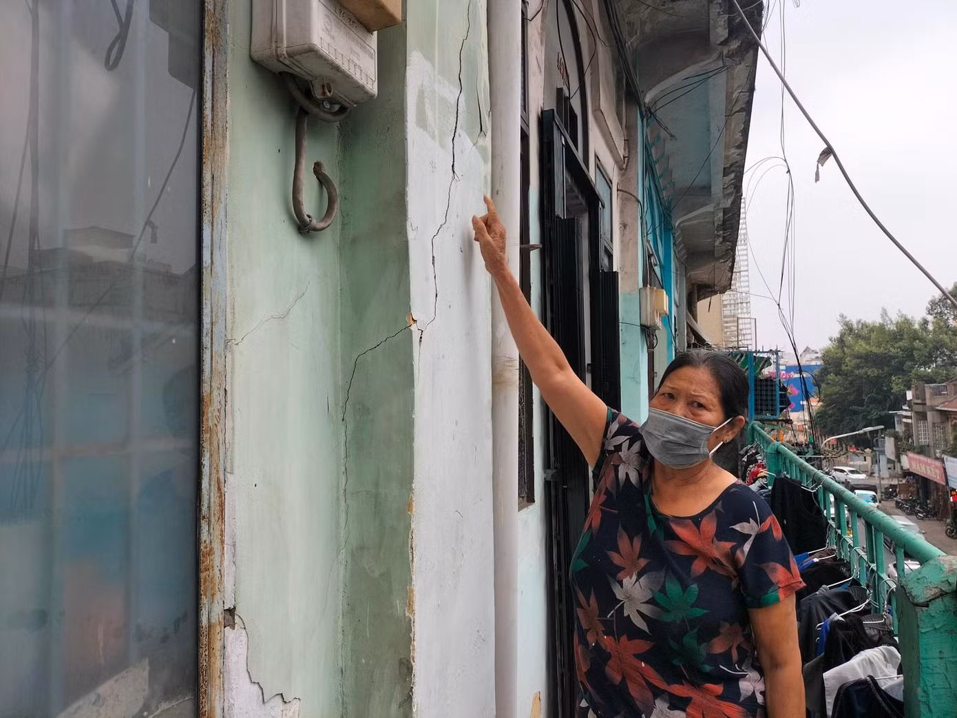 Sinh sống tại căn hộ 15/440, bà Lời cho biết, chung cư nơi bà đang ở đã xuống cấp và thuộc diện giải tỏa. "Qua nhiều lần làm việc nhưng chưa thống nhất được việc đền bù nên đến nay vẫn chưa di dời đi nơi khác được", bà Lời cho biết. Sinh sống tại căn hộ 15/440, bà Lời cho biết, chung cư nơi bà đang ở đã xuống cấp và thuộc diện giải tỏa. "Qua nhiều lần làm việc nhưng chưa thống nhất được việc đền bù nên đến nay vẫn chưa di dời đi nơi khác được", bà Lời cho biết.
