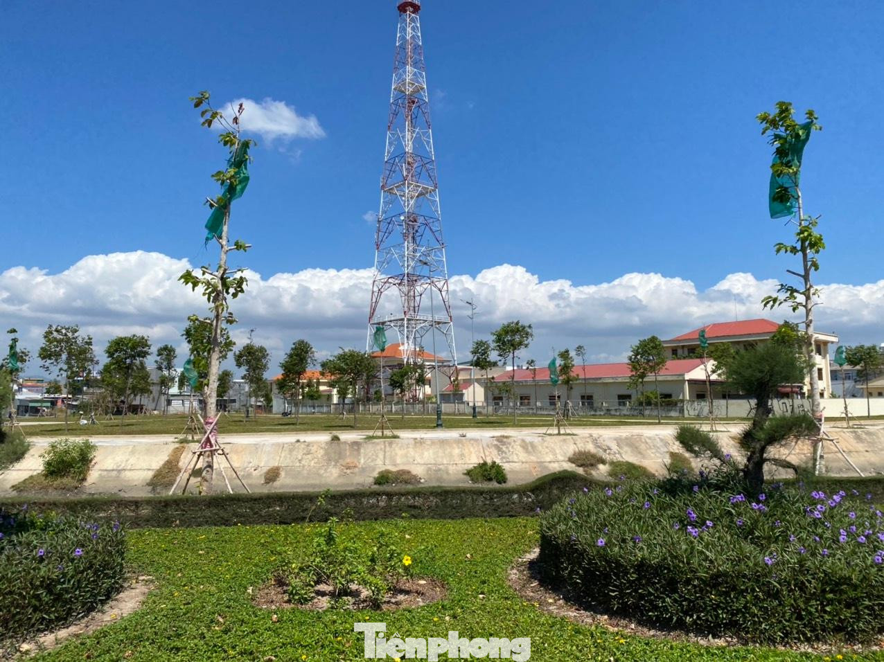 Trước mặt Trường Lê Quý Đôn là trước mặt là Công viên giáp sông Cầu Sở muối. Đáng nói, theo Quyết định số 3129/QĐ-UBND ngày 5/12/2019 của UBND tỉnh Bình Thuận ban hành về việc điều chỉnh quy hoạch sử dụng đất đến năm 2020 của UBND thành phố Phan Thiết tại phụ lục số 2 phường Phú Thủy không có chuyển mục đích sử dụng đất đối với diện tích 4.766,8m2 khu đất thương mại dịch vụ sang đất xây dựng Trường Mầm non và tại quyết định số 3130/QĐ-UBND ngày 5/12/2019 của UBND tỉnh Bình Thuận về việc phê duyệt kế hoạch sử dụng đất đến năm 2019 của UBND thành phố Phan Thiết tại phụ lục 2 cũng không có thu hồi diện tích 4.766,8m2 do Trung tâm phát triển quỹ đất tỉnh quản lý giao địa phương quản lý để đầu tư xây dựng trường mầm non. Trước mặt Trường Lê Quý Đôn là trước mặt là Công viên giáp sông Cầu Sở muối. Đáng nói, theo Quyết định số 3129/QĐ-UBND ngày 5/12/2019 của UBND tỉnh Bình Thuận ban hành về việc điều chỉnh quy hoạch sử dụng đất đến năm 2020 của UBND thành phố Phan Thiết tại phụ lục số 2 phường Phú Thủy không có chuyển mục đích sử dụng đất đối với diện tích 4.766,8m2 khu đất thương mại dịch vụ sang đất xây dựng Trường Mầm non và tại quyết định số 3130/QĐ-UBND ngày 5/12/2019 của UBND tỉnh Bình Thuận về việc phê duyệt kế hoạch sử dụng đất đến năm 2019 của UBND thành phố Phan Thiết tại phụ lục 2 cũng không có thu hồi diện tích 4.766,8m2 do Trung tâm phát triển quỹ đất tỉnh quản lý giao địa phương quản lý để đầu tư xây dựng trường mầm non.