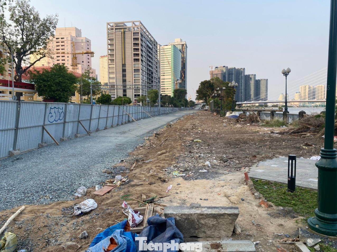 Phía bên bờ quận 1, chủ đầu tư đang đẩy nhanh tiến độ tái lập mặt đường Tôn Đức Thắng trước khi khánh thành cầu. Phía bên bờ quận 1, chủ đầu tư đang đẩy nhanh tiến độ tái lập mặt đường Tôn Đức Thắng trước khi khánh thành cầu.