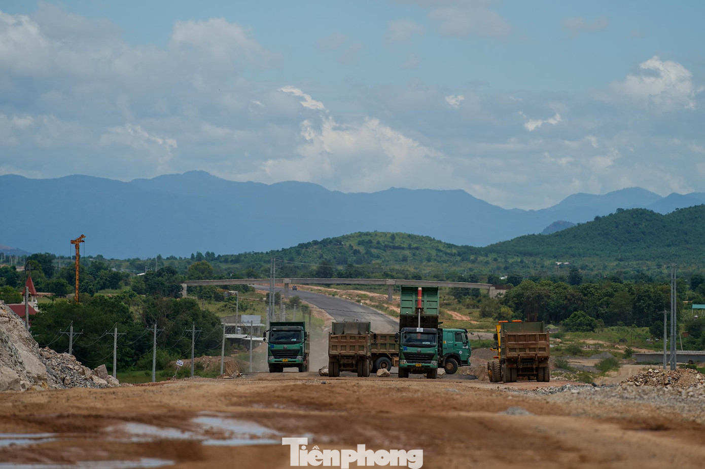 Các nhà thầu tăng ca, tăng kíp, huy động thêm thiết bị, dây chuyền và sản lượng thi công đang tăng dần đều. Các nhà thầu tăng ca, tăng kíp, huy động thêm thiết bị, dây chuyền và sản lượng thi công đang tăng dần đều.