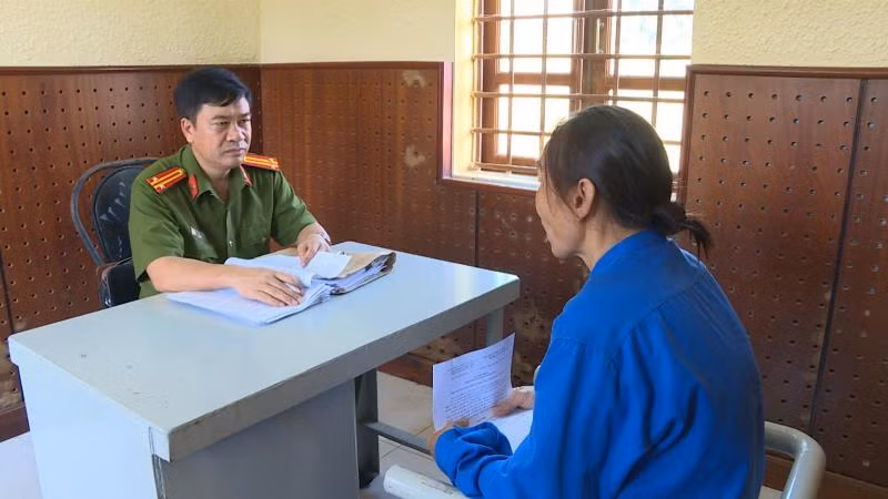 Tạ Thị Yến tại cơ quan công an.