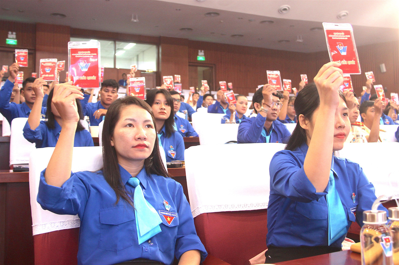 Các đại biểu biểu quyết thông qua chương trình Đại hội. Các đại biểu biểu quyết thông qua chương trình Đại hội.