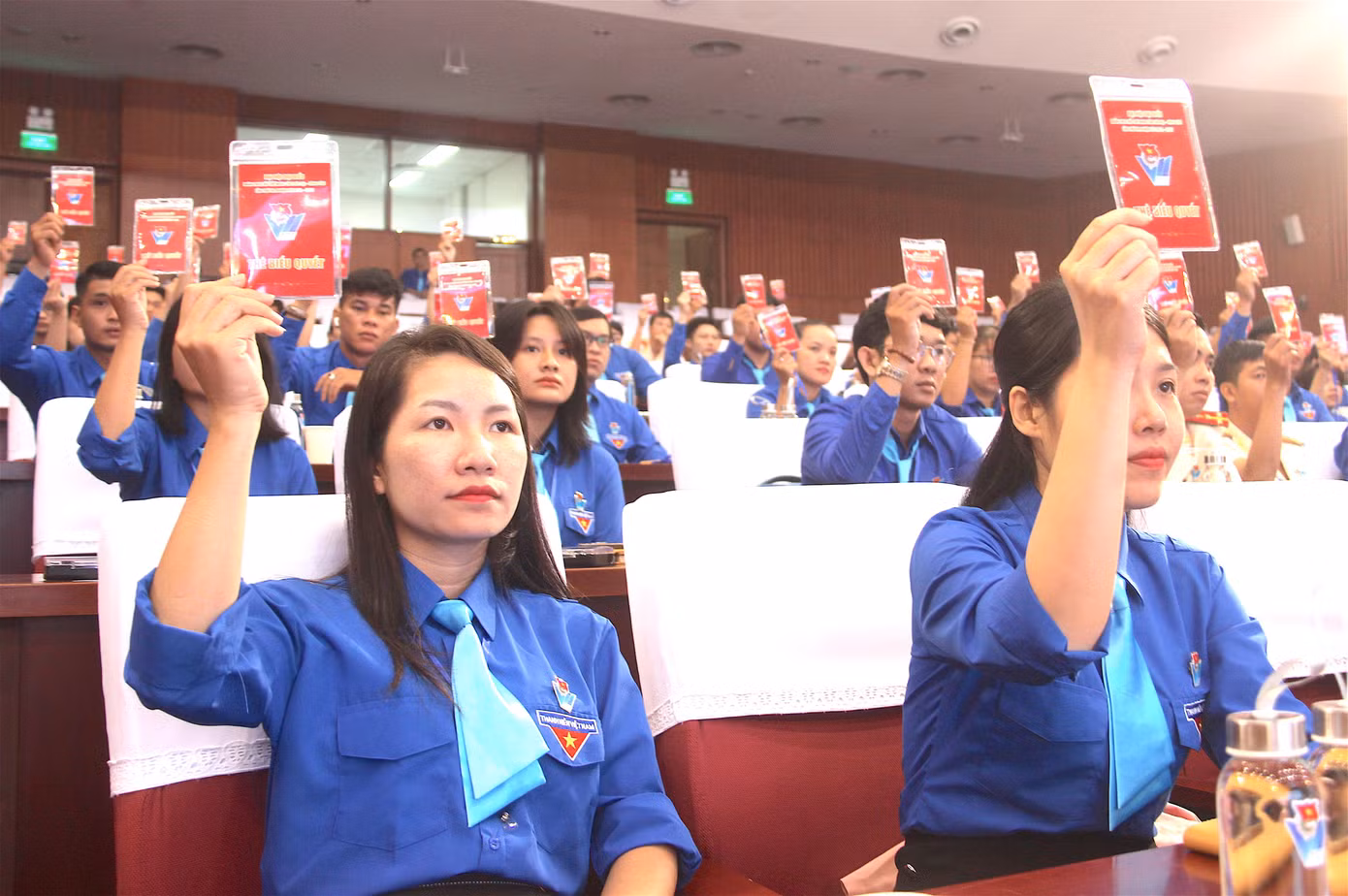 Các đại biểu biểu quyết thông qua chương trình Đại hội.
