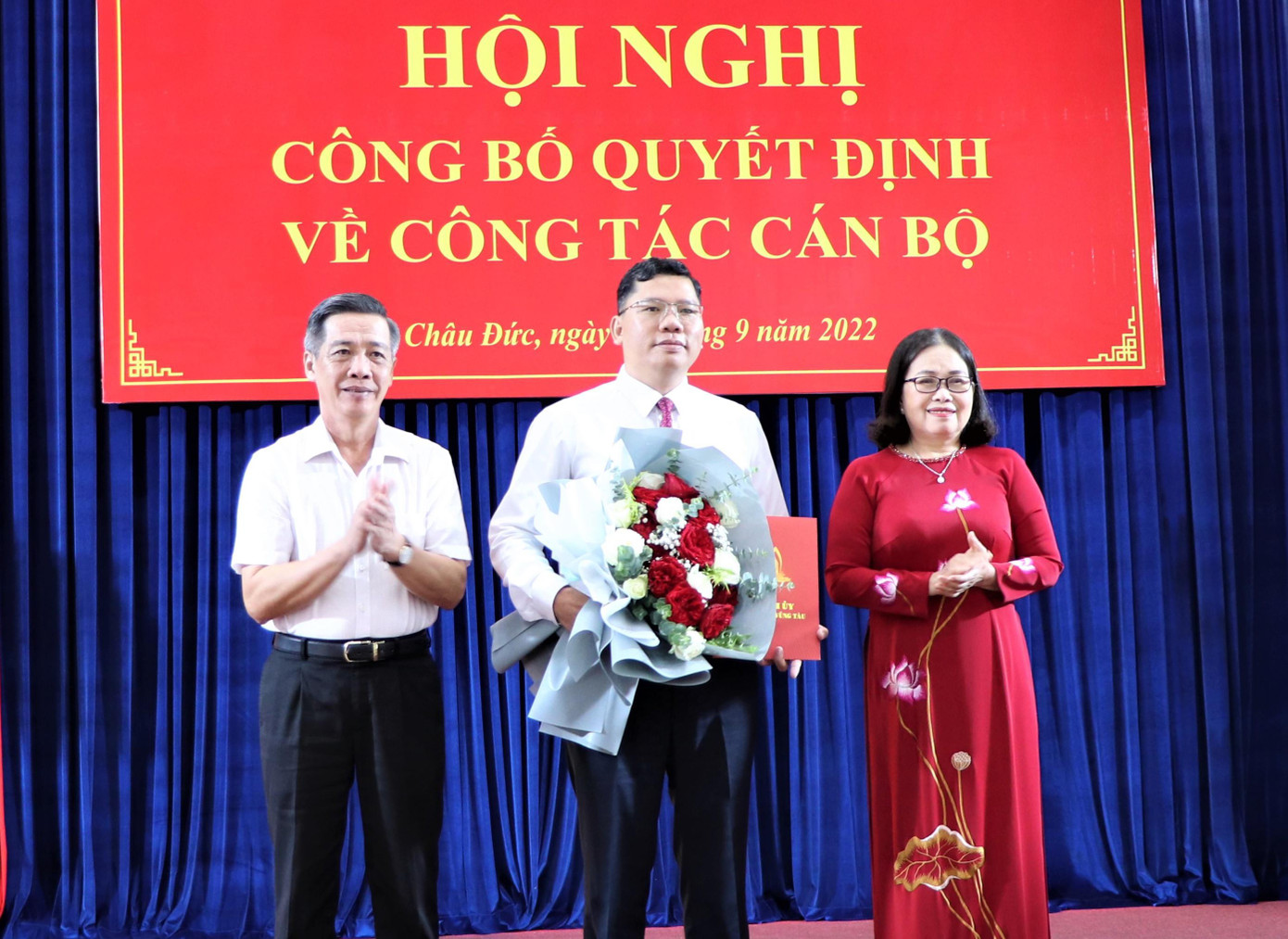 Ông Hoàng Nguyên Dinh nhận quyết định chuẩn y kết quả bầu bổ sung chức danh Bí thư Huyện ủy Châu Đức nhiệm kỳ 2020-2025. Ông Hoàng Nguyên Dinh nhận quyết định chuẩn y kết quả bầu bổ sung chức danh Bí thư Huyện ủy Châu Đức nhiệm kỳ 2020-2025.