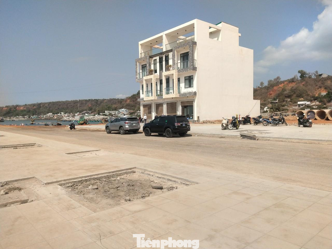 Xe của Bộ Công an đậu bên trong dự án Hamubay Phan Thiết sáng 16/3. Xe của Bộ Công an đậu bên trong dự án Hamubay Phan Thiết sáng 16/3.