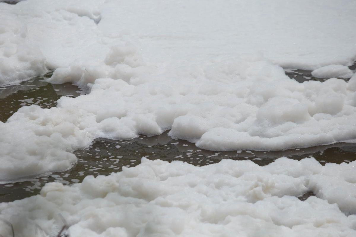 Bọt trắng nổi trên sông Dinh, TP. Bà Rịa. Bọt trắng nổi trên sông Dinh, TP. Bà Rịa.